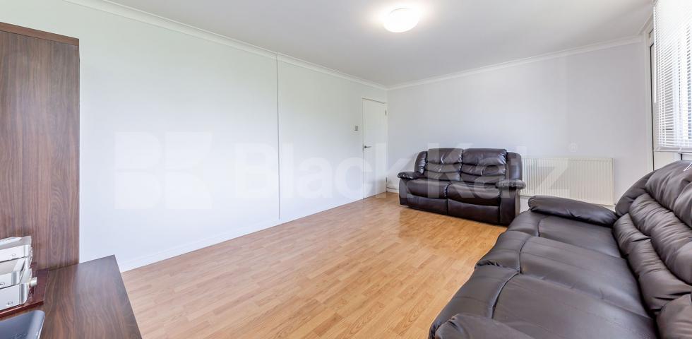 			LARGE 2 / 3 BED IN CAMDEN, 3 Bedroom, 1 bath, 1 reception Flat			 Malden Crescent, Kentish Town / Camden